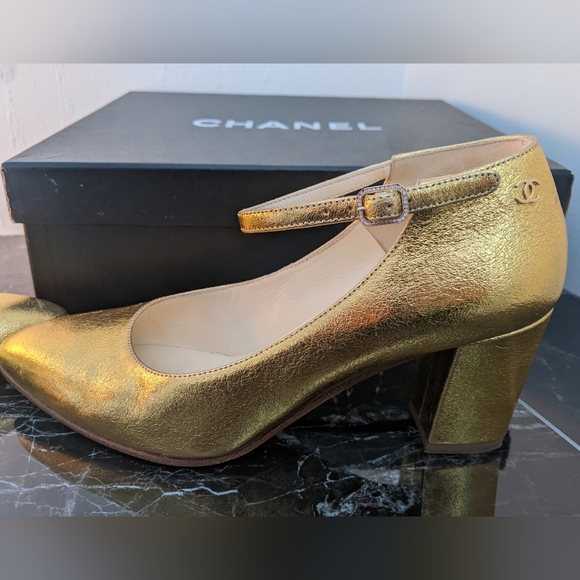 Gold vintage Chanel heels, size 37 1/2 - Picture 4 of 4